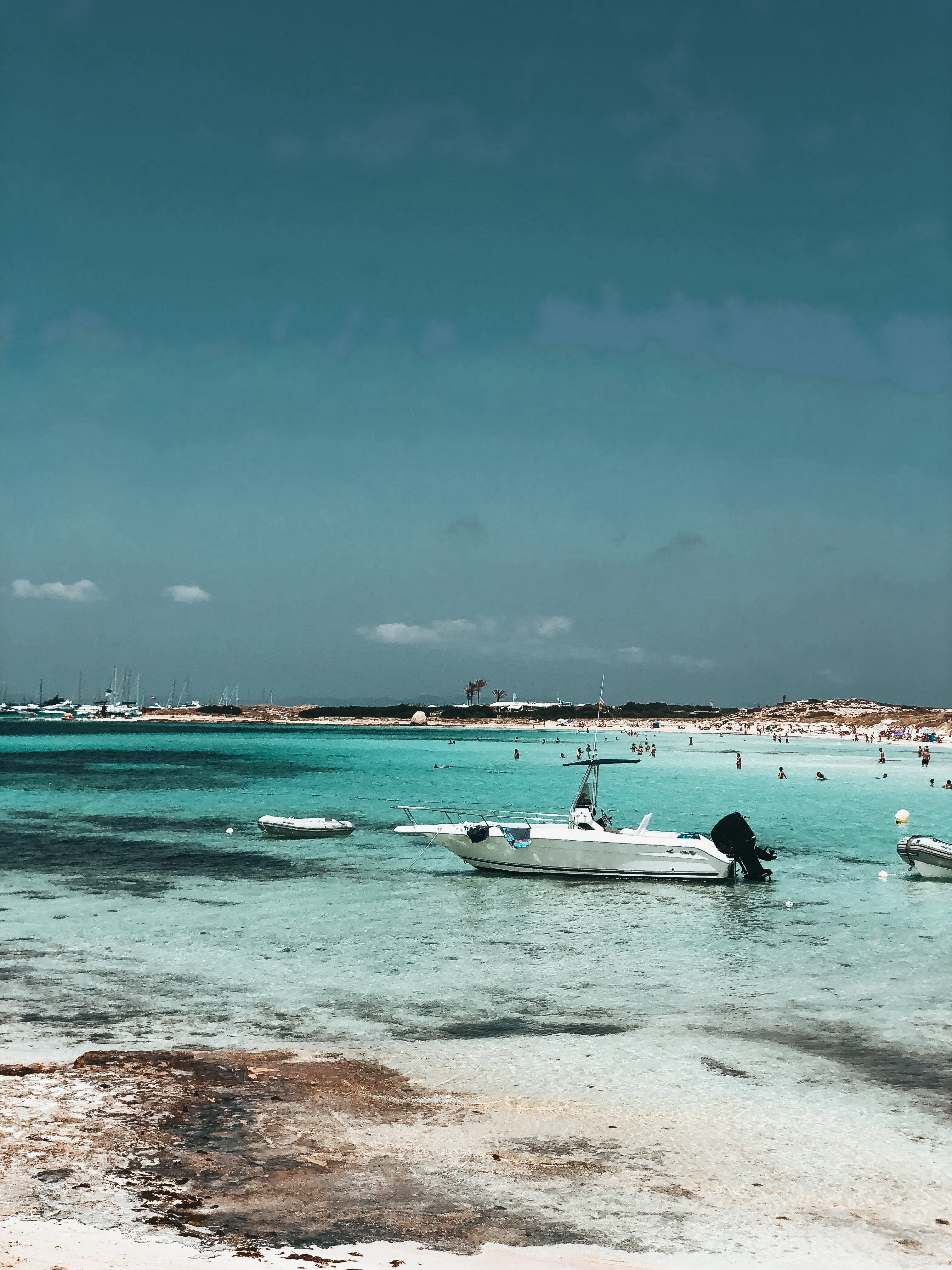 Photo d'un endroit paradisiaque avec la mer transparente