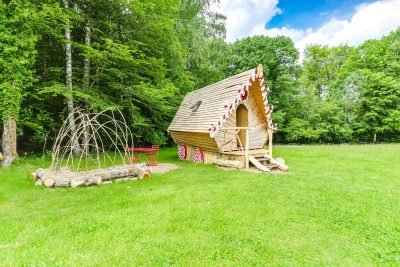 Cabane à l'orée du bois avec vue sur la forêt