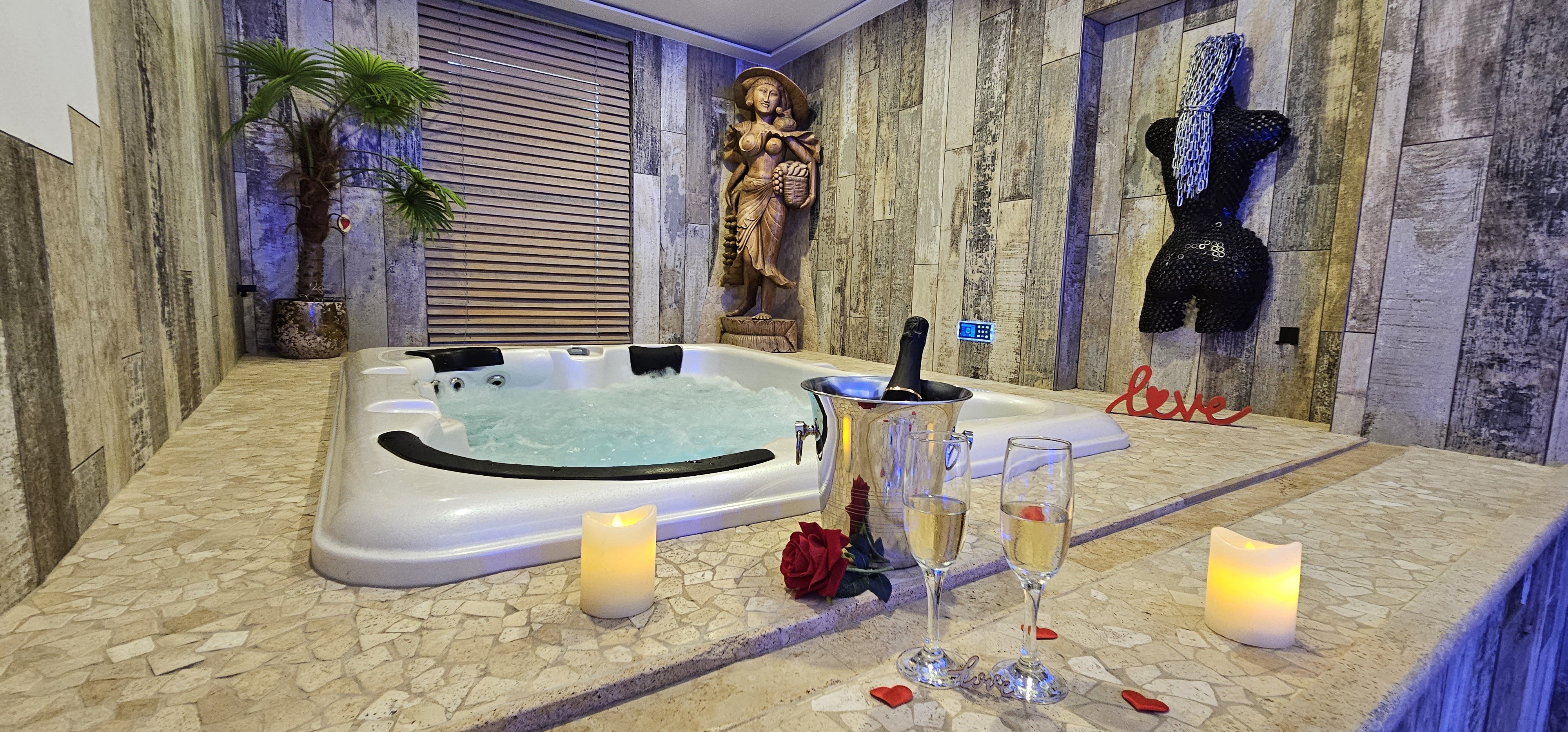 Loveroom La Garçonn'Hyères intérieur vue du jacuzzi