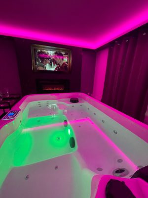 Suite romantique avec cinéma privé & Jacuzzi à Melun