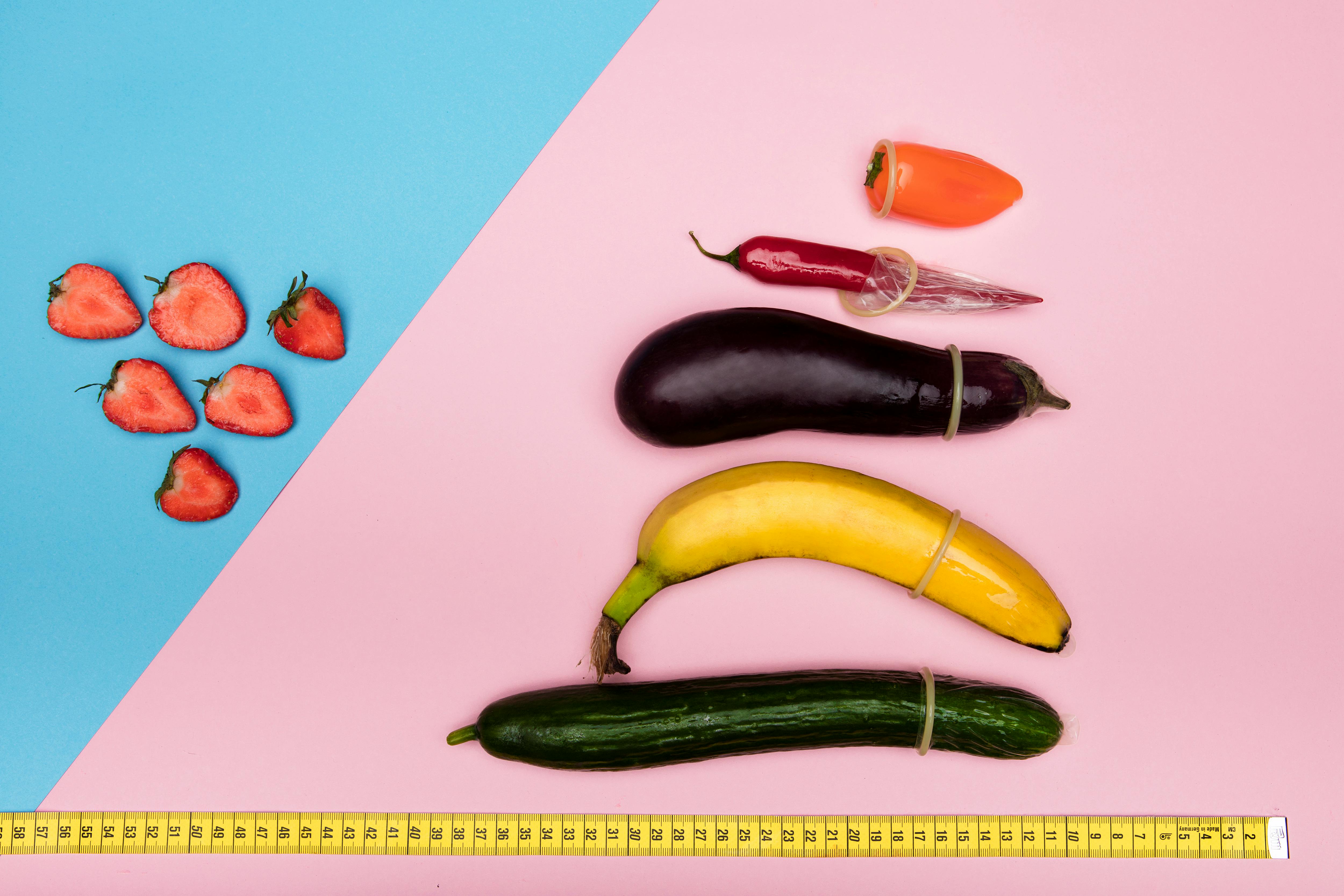 Préservatif sur différents fruits
