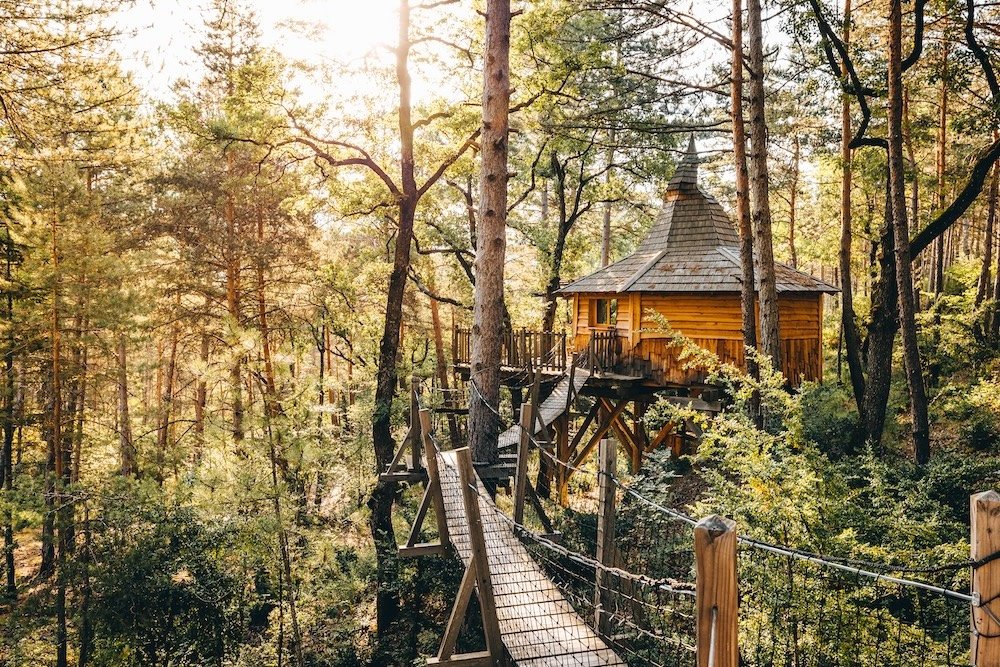 Cabane dans les arbres vue extérieure