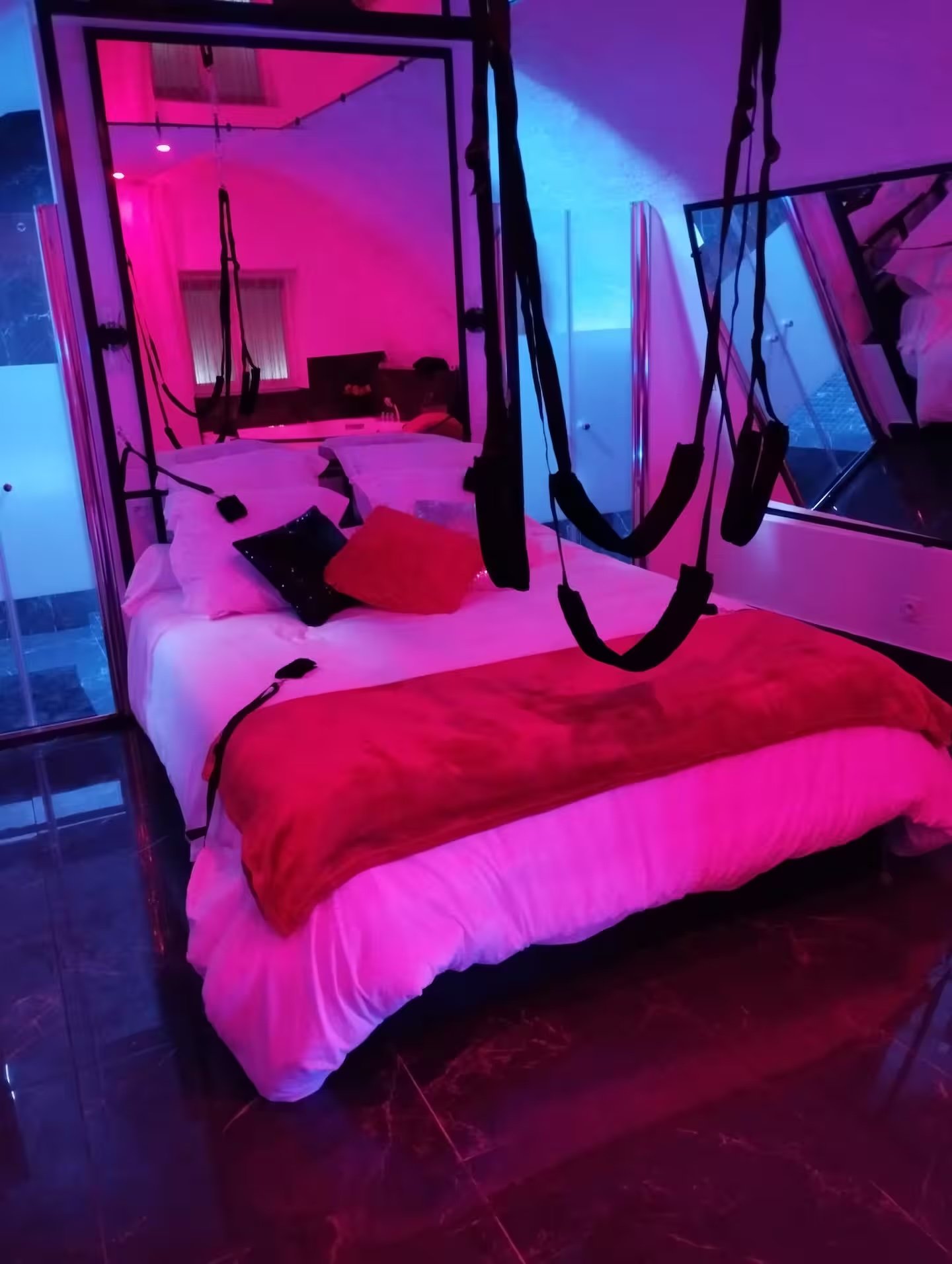 La suite miroir vue chambre avec fauteuil tantra