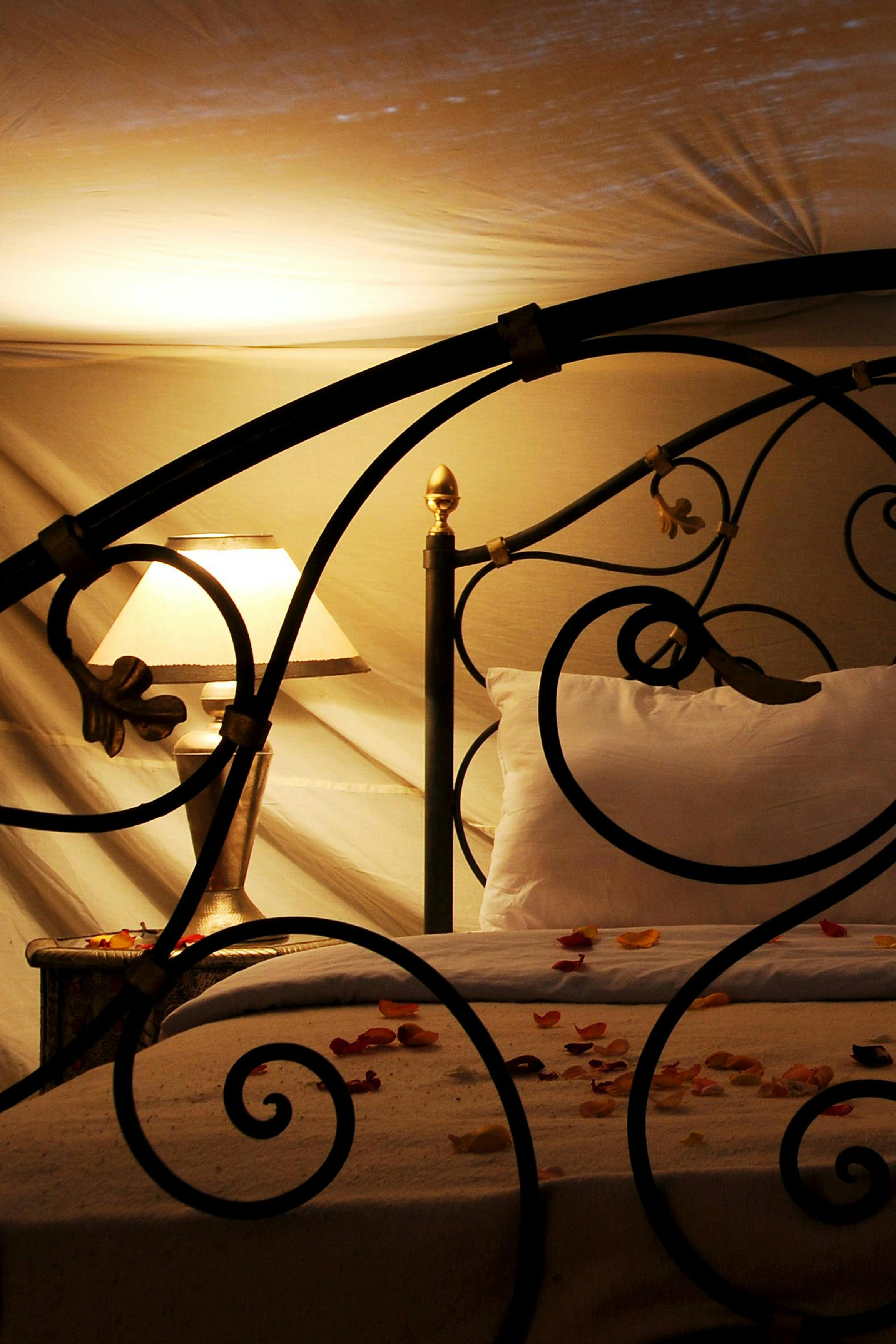 love room lit avec pétale de rose pour un week-end romantique