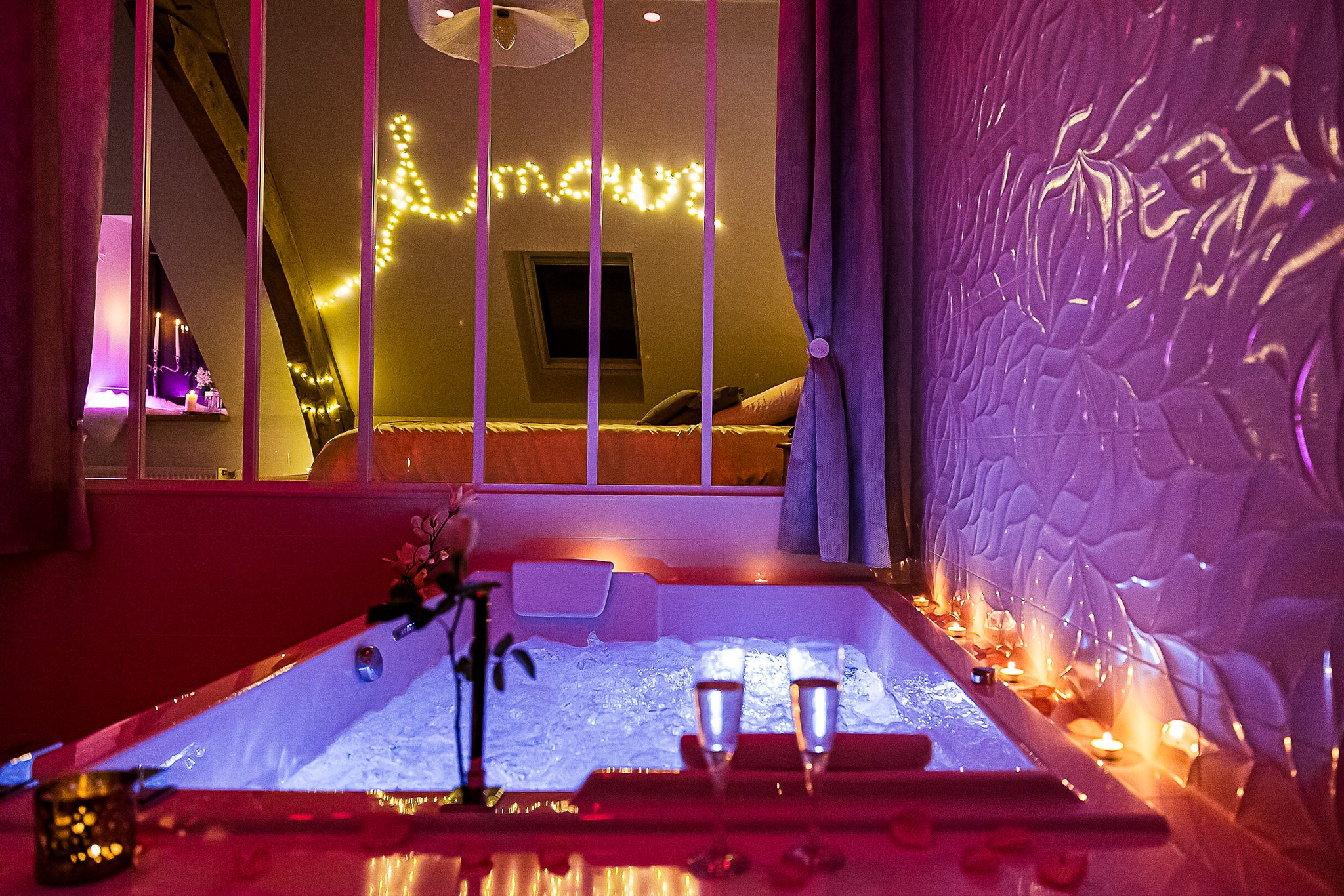 éjournez dans la Mezzanine de l’Étoile avec jacuzzi privé et profitez d’un cocon romantique en Normandie, à quelques minutes de Beauvais et Rouen