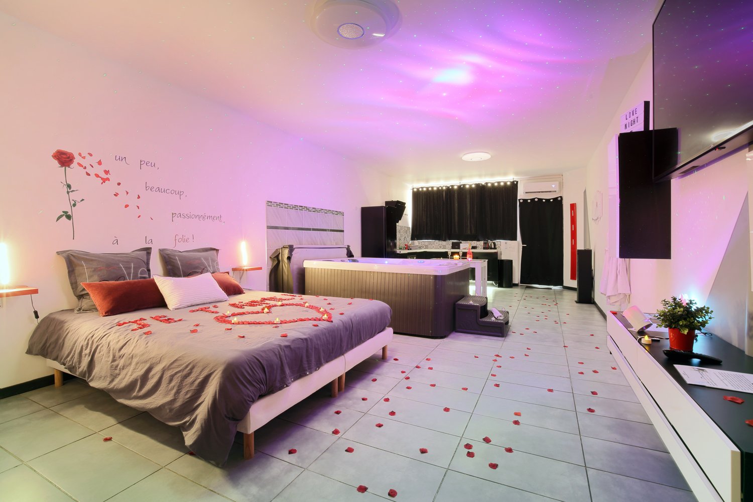 Suite lovenight toulouse vue de la chambre et jacuzzi