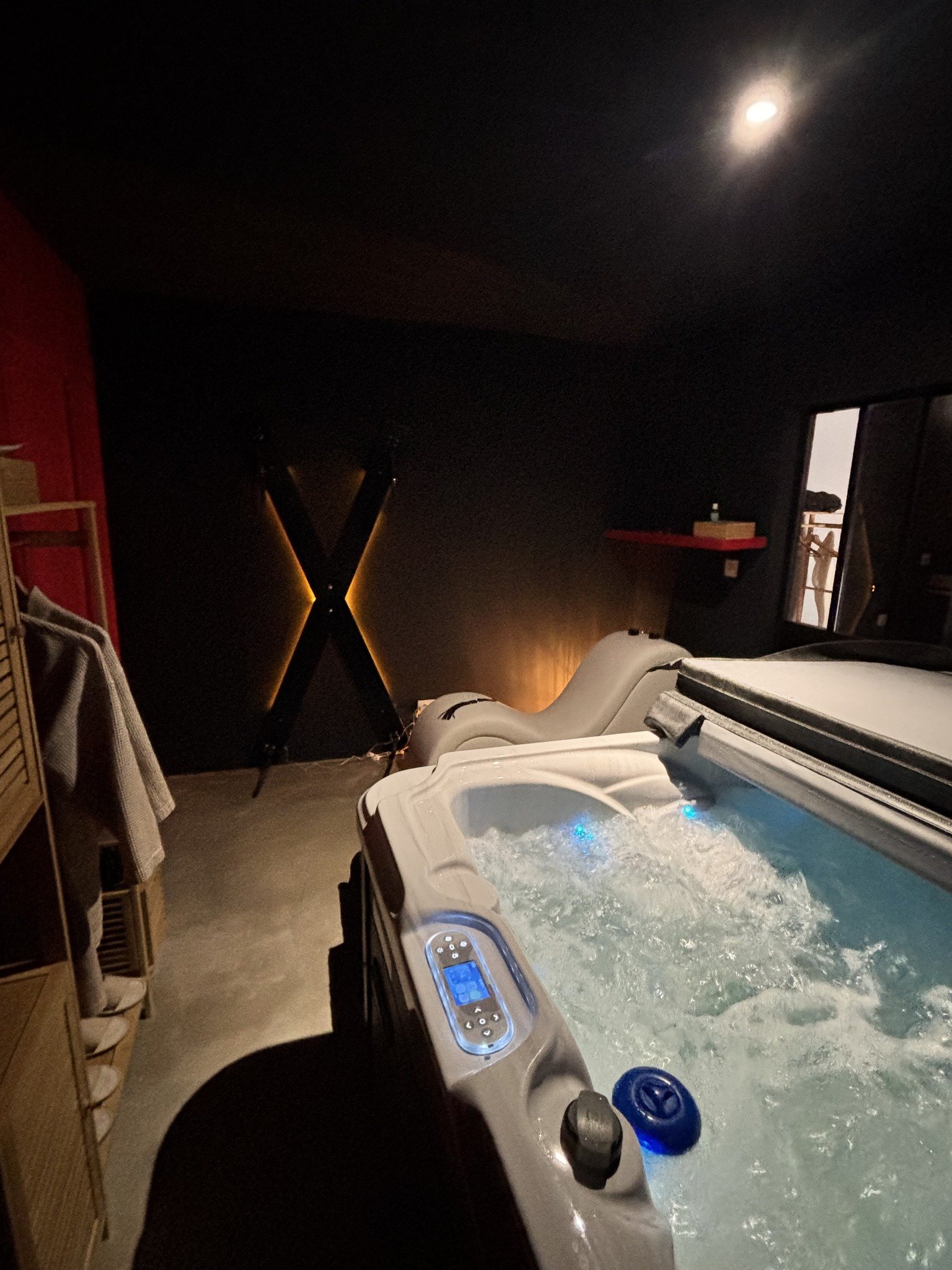 L'Interlude love room à Marseille vue jacuzzi et croix de saint andré